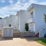 Wit gekleurde Bungalows bij het kindvriendelijke hotel Camelina Suites op Ibiza