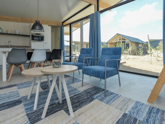 Woonkamer en uitzicht Strandhuisje Roompot Bloemendaal aan Zee in Nederland