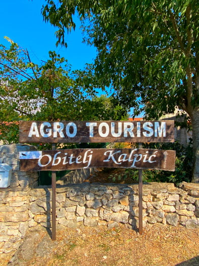 Agrotourism Kalpic naambord bij de agriturismo in Kroatie