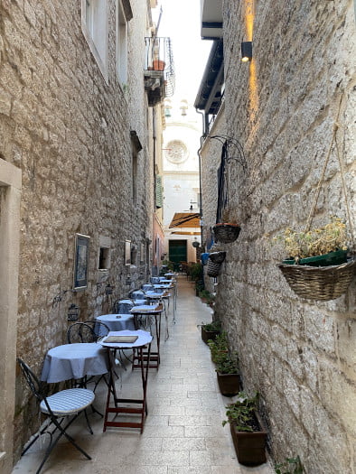Smal straatje met terras in Sibenik, Kroatië
