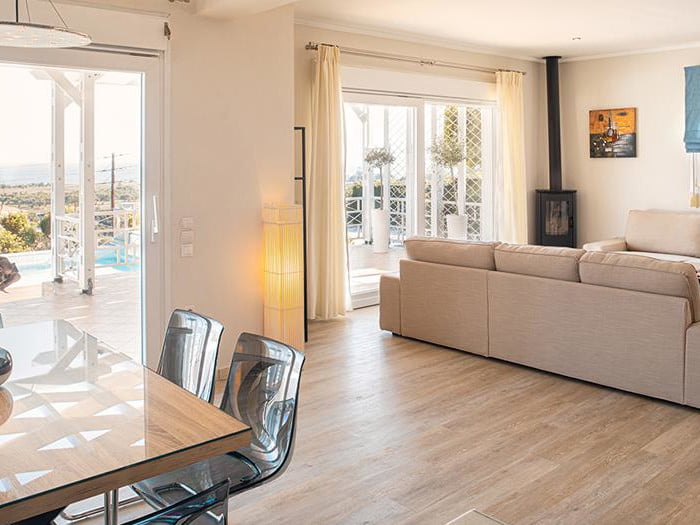 De sfeervolle woonkamer bij Villas Luna Rosa op Samos in Griekenland