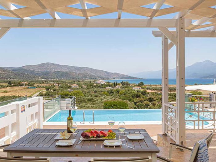Eettafel op het terras van Villas Luna Rosa op Samos met uitzicht op het zwembad en de zee