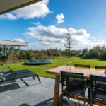 Luxe vakantiehuisje met tuin, ligbedden en trampoline bij Zandvillas in Nederland