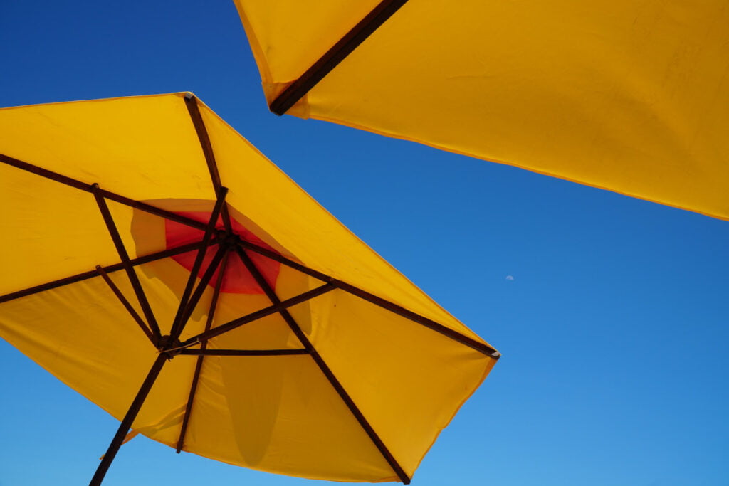 Hoofdfoto vakantie musthaves parasols met blauwe lucht