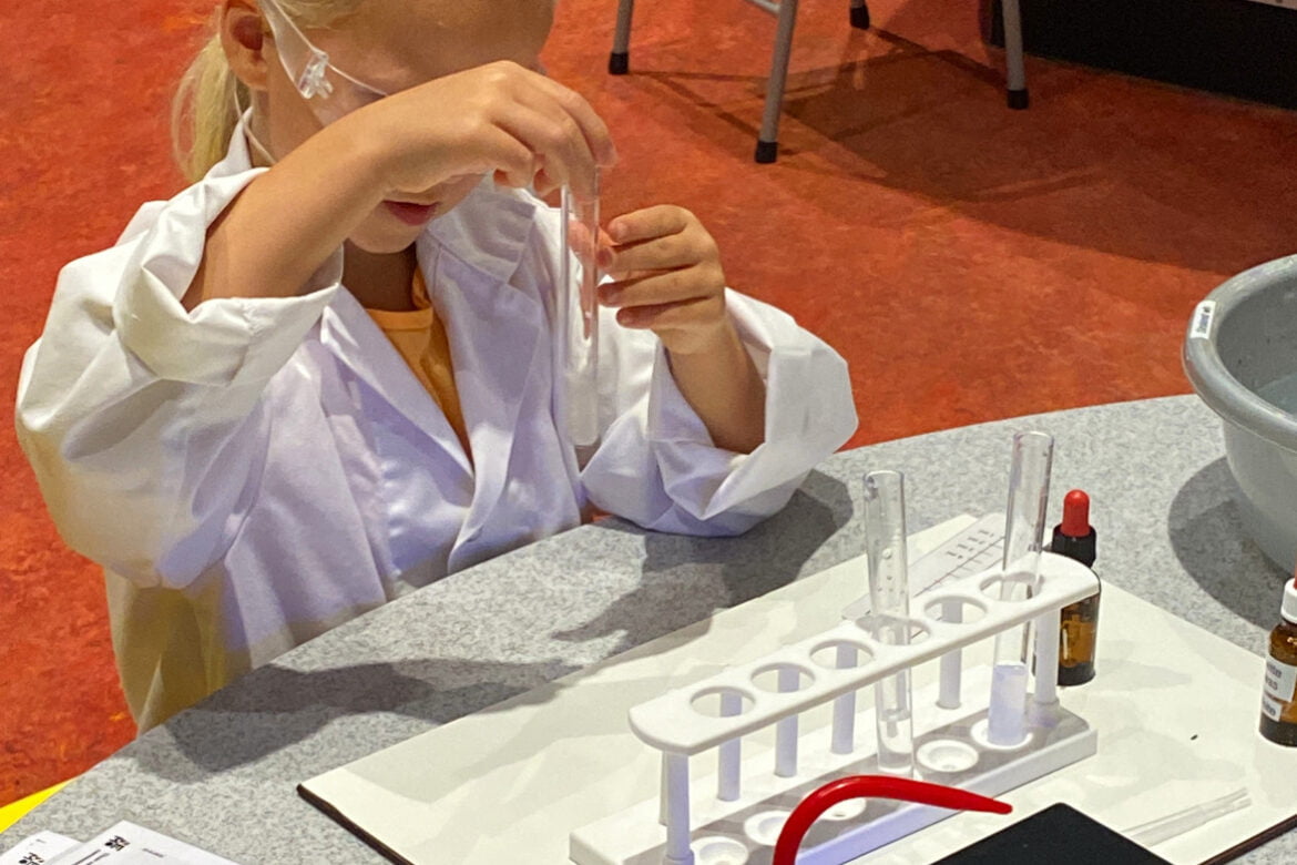 De leukste musea voor kinderen in Amsterdam Museum voor kinderen in Amsterdam - proefjes doen in het NEMO science museum