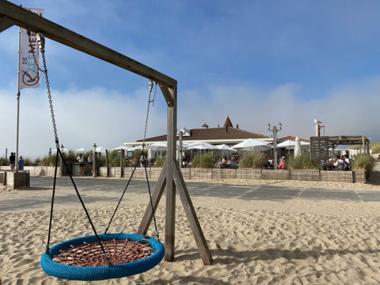 Strandtenten met speeltuin - schommel bij De Zeemeeuw in Noordwijk